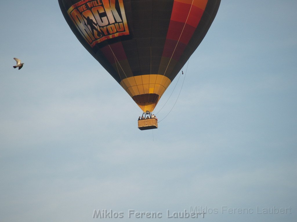 Heissluftballon im vorbei fahren  P25.JPG